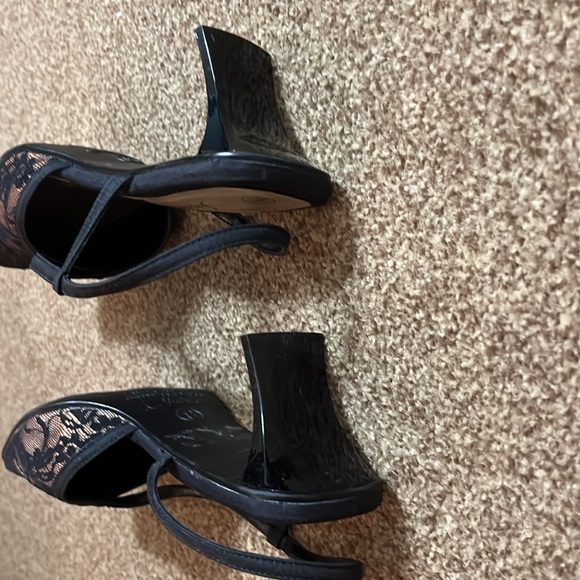 Fiona Gorgeous Gold shoes covered in black lace. Size 9 - Picture 5 of 8